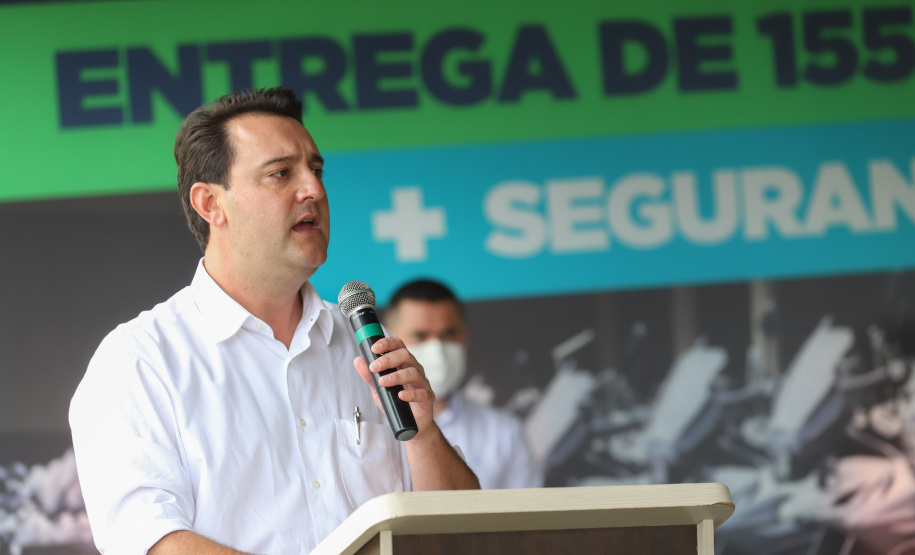 O governador Carlos Massa Ratinho Junior e o Secretário da Segurança Pública, Romulo Marinho Soares, entregam nesta sexta-feira (19), à Polícia Militar do Paraná 155 novas motocicletas, modelo BMW, que incluem capacetes, EPIs e rádios comunicadores, no Parque Estadual Vila Velha, em Ponta Grossa.19/11/2021 - Foto: Jonathan Campos