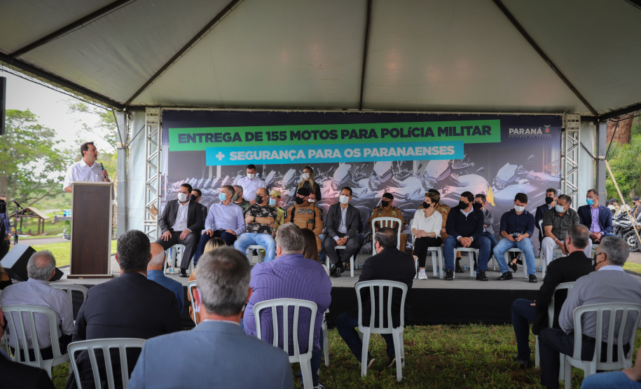 O governador Carlos Massa Ratinho Junior e o Secretário da Segurança Pública, Romulo Marinho Soares, entregam nesta sexta-feira (19), à Polícia Militar do Paraná 155 novas motocicletas, modelo BMW, que incluem capacetes, EPIs e rádios comunicadores, no Parque Estadual Vila Velha, em Ponta Grossa.19/11/2021 - Foto: Jonathan Campos
