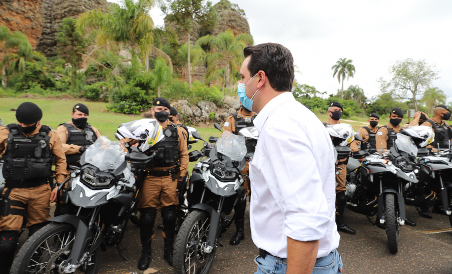 O governador Carlos Massa Ratinho Junior e o Secretário da Segurança Pública, Romulo Marinho Soares, entregam nesta sexta-feira (19), à Polícia Militar do Paraná 155 novas motocicletas, modelo BMW, que incluem capacetes, EPIs e rádios comunicadores, no Parque Estadual Vila Velha, em Ponta Grossa.19/11/2021 - Foto: Jonathan Campos