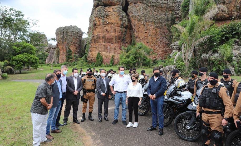 O governador Carlos Massa Ratinho Junior e o Secretário da Segurança Pública, Romulo Marinho Soares, entregam nesta sexta-feira (19), à Polícia Militar do Paraná 155 novas motocicletas, modelo BMW, que incluem capacetes, EPIs e rádios comunicadores, no Parque Estadual Vila Velha, em Ponta Grossa.19/11/2021 - Foto: Jonathan Campos