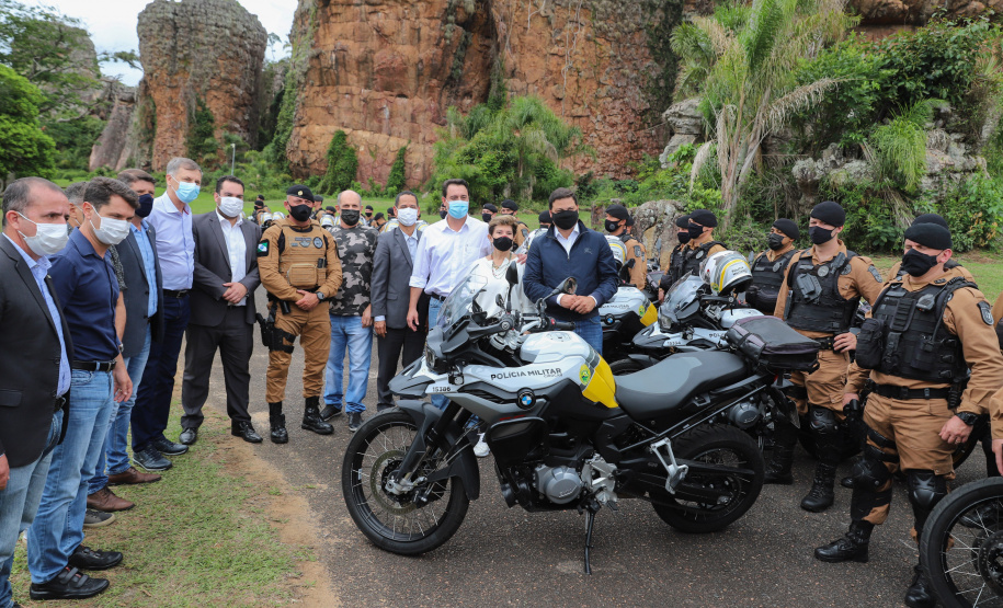 O governador Carlos Massa Ratinho Junior e o Secretário da Segurança Pública, Romulo Marinho Soares, entregam nesta sexta-feira (19), à Polícia Militar do Paraná 155 novas motocicletas, modelo BMW, que incluem capacetes, EPIs e rádios comunicadores, no Parque Estadual Vila Velha, em Ponta Grossa.19/11/2021 - Foto: Jonathan Campos