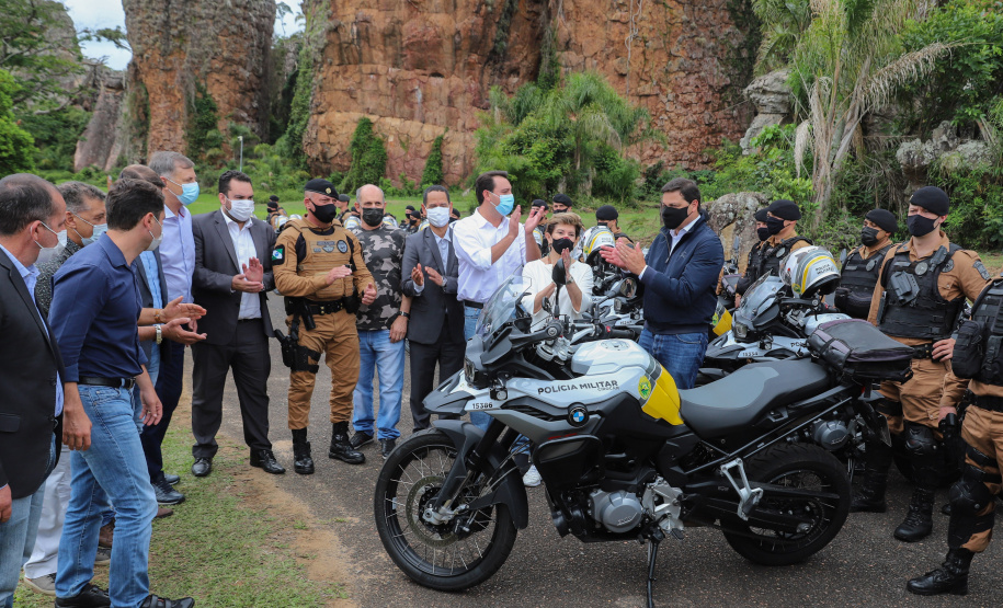 O governador Carlos Massa Ratinho Junior e o Secretário da Segurança Pública, Romulo Marinho Soares, entregam nesta sexta-feira (19), à Polícia Militar do Paraná 155 novas motocicletas, modelo BMW, que incluem capacetes, EPIs e rádios comunicadores, no Parque Estadual Vila Velha, em Ponta Grossa.19/11/2021 - Foto: Jonathan Campos