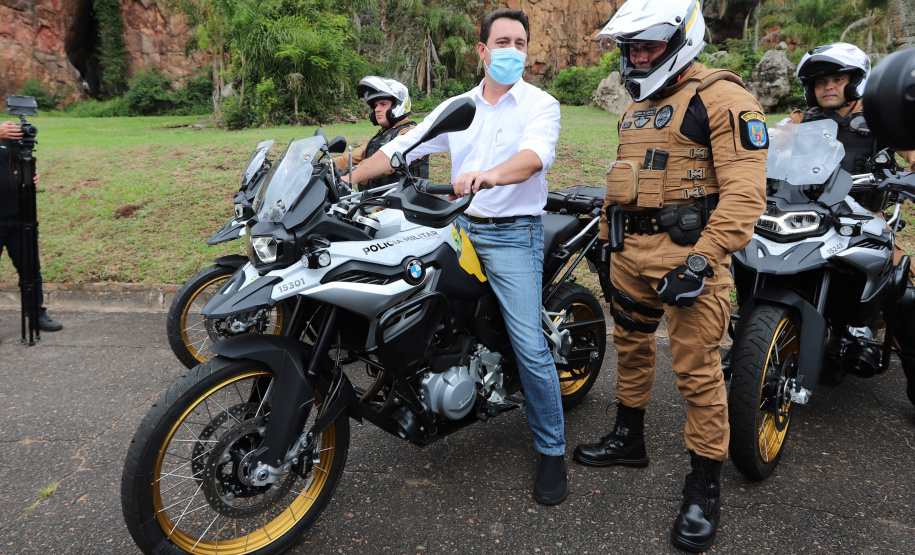 O governador Carlos Massa Ratinho Junior e o Secretário da Segurança Pública, Romulo Marinho Soares, entregam nesta sexta-feira (19), à Polícia Militar do Paraná 155 novas motocicletas, modelo BMW, que incluem capacetes, EPIs e rádios comunicadores, no Parque Estadual Vila Velha, em Ponta Grossa.19/11/2021 - Foto: Jonathan Campos
