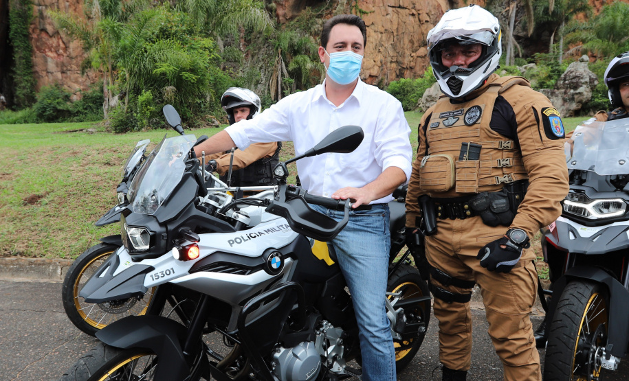 O governador Carlos Massa Ratinho Junior e o Secretário da Segurança Pública, Romulo Marinho Soares, entregam nesta sexta-feira (19), à Polícia Militar do Paraná 155 novas motocicletas, modelo BMW, que incluem capacetes, EPIs e rádios comunicadores, no Parque Estadual Vila Velha, em Ponta Grossa.19/11/2021 - Foto: Jonathan Campos