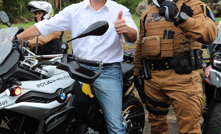 O governador Carlos Massa Ratinho Junior e o Secretário da Segurança Pública, Romulo Marinho Soares, entregam nesta sexta-feira (19), à Polícia Militar do Paraná 155 novas motocicletas, modelo BMW, que incluem capacetes, EPIs e rádios comunicadores, no Parque Estadual Vila Velha, em Ponta Grossa.19/11/2021 - Foto: Jonathan Campos