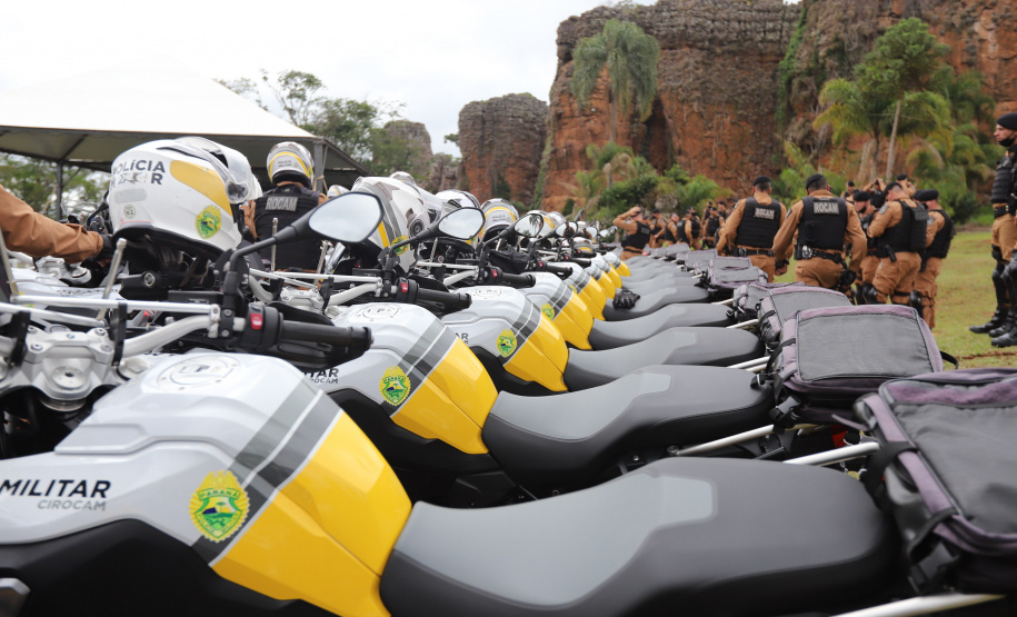 O governador Carlos Massa Ratinho Junior e o Secretário da Segurança Pública, Romulo Marinho Soares, entregam nesta sexta-feira (19), à Polícia Militar do Paraná 155 novas motocicletas, modelo BMW, que incluem capacetes, EPIs e rádios comunicadores, no Parque Estadual Vila Velha, em Ponta Grossa.19/11/2021 - Foto: Jonathan Campos