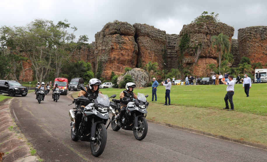 O governador Carlos Massa Ratinho Junior e o Secretário da Segurança Pública, Romulo Marinho Soares, entregam nesta sexta-feira (19), à Polícia Militar do Paraná 155 novas motocicletas, modelo BMW, que incluem capacetes, EPIs e rádios comunicadores, no Parque Estadual Vila Velha, em Ponta Grossa.19/11/2021 - Foto: Jonathan Campos