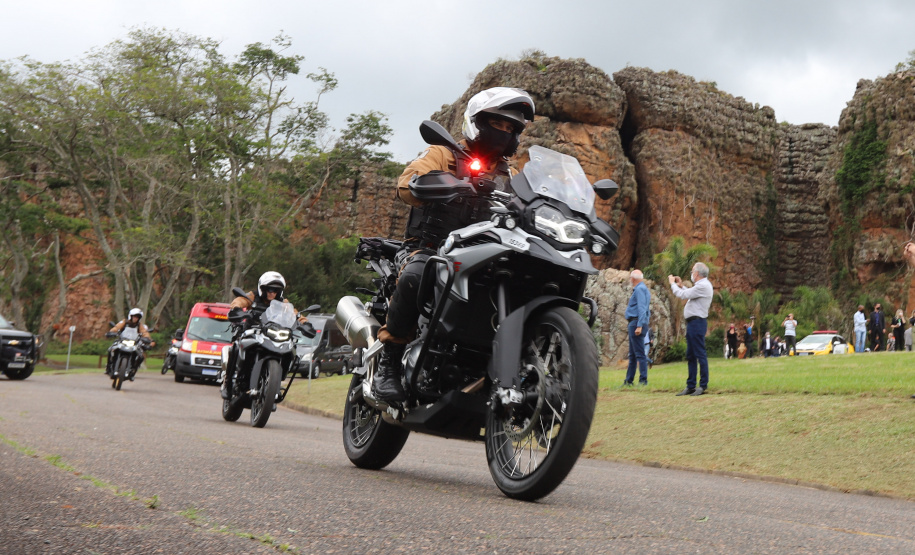 O governador Carlos Massa Ratinho Junior e o Secretário da Segurança Pública, Romulo Marinho Soares, entregam nesta sexta-feira (19), à Polícia Militar do Paraná 155 novas motocicletas, modelo BMW, que incluem capacetes, EPIs e rádios comunicadores, no Parque Estadual Vila Velha, em Ponta Grossa.19/11/2021 - Foto: Jonathan Campos