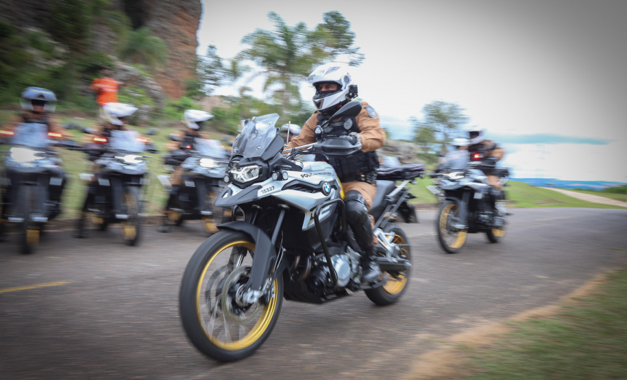 O governador Carlos Massa Ratinho Junior e o Secretário da Segurança Pública, Romulo Marinho Soares, entregam nesta sexta-feira (19), à Polícia Militar do Paraná 155 novas motocicletas, modelo BMW, que incluem capacetes, EPIs e rádios comunicadores, no Parque Estadual Vila Velha, em Ponta Grossa.19/11/2021 - Foto: Jonathan Campos
