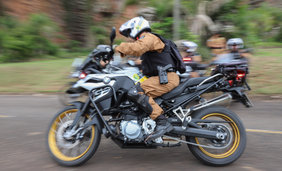 O governador Carlos Massa Ratinho Junior e o Secretário da Segurança Pública, Romulo Marinho Soares, entregam nesta sexta-feira (19), à Polícia Militar do Paraná 155 novas motocicletas, modelo BMW, que incluem capacetes, EPIs e rádios comunicadores, no Parque Estadual Vila Velha, em Ponta Grossa.19/11/2021 - Foto: Jonathan Campos