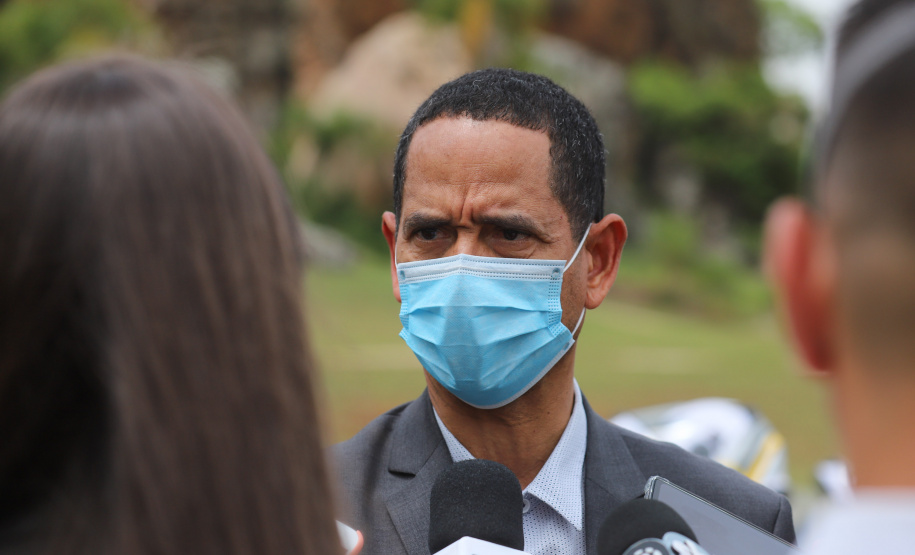 O governador Carlos Massa Ratinho Junior e o Secretário da Segurança Pública, Romulo Marinho Soares, entregam nesta sexta-feira (19), à Polícia Militar do Paraná 155 novas motocicletas, modelo BMW, que incluem capacetes, EPIs e rádios comunicadores, no Parque Estadual Vila Velha, em Ponta Grossa.19/11/2021 - Foto: Jonathan Campos