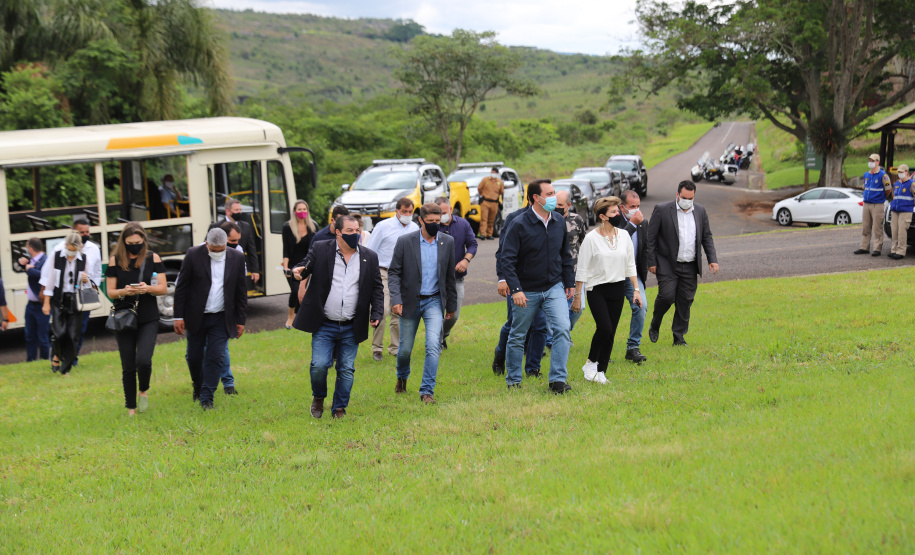 O governador Carlos Massa Ratinho Junior e o Secretário da Segurança Pública, Romulo Marinho Soares, entregam nesta sexta-feira (19), à Polícia Militar do Paraná 155 novas motocicletas, modelo BMW, que incluem capacetes, EPIs e rádios comunicadores, no Parque Estadual Vila Velha, em Ponta Grossa.19/11/2021 - Foto: Jonathan Campos