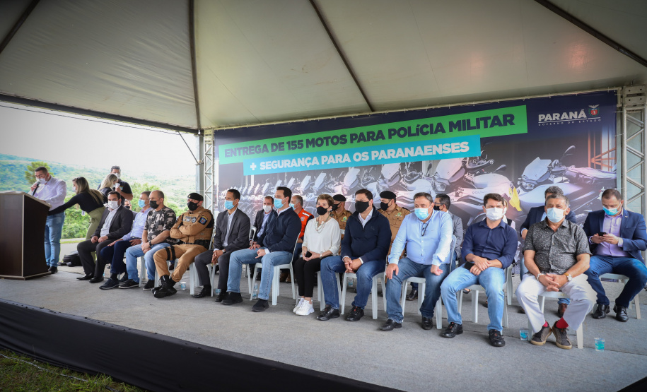 O governador Carlos Massa Ratinho Junior e o Secretário da Segurança Pública, Romulo Marinho Soares, entregam nesta sexta-feira (19), à Polícia Militar do Paraná 155 novas motocicletas, modelo BMW, que incluem capacetes, EPIs e rádios comunicadores, no Parque Estadual Vila Velha, em Ponta Grossa.19/11/2021 - Foto: Jonathan Campos