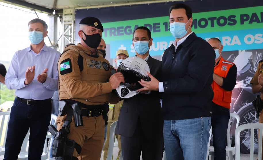 O governador Carlos Massa Ratinho Junior e o Secretário da Segurança Pública, Romulo Marinho Soares, entregam nesta sexta-feira (19), à Polícia Militar do Paraná 155 novas motocicletas, modelo BMW, que incluem capacetes, EPIs e rádios comunicadores, no Parque Estadual Vila Velha, em Ponta Grossa.19/11/2021 - Foto: Jonathan Campos