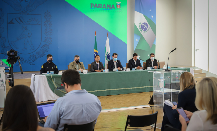 O governador Carlos Massa Ratinho Junior e secretários de Estado apresentam nesta sexta-feira (26), em conjunto com a Polícia Rodoviária Federal, detalhes do plano de operação para o fim da concessão das rodovias paranaenses, que ocorre neste final de semana. Na foto, diretor-geral do Departamento de Estradas de Rodagem do Paraná, Fernando Furiatti    - 26/11/2021 - Foto: Geraldo Bubniak/AEN