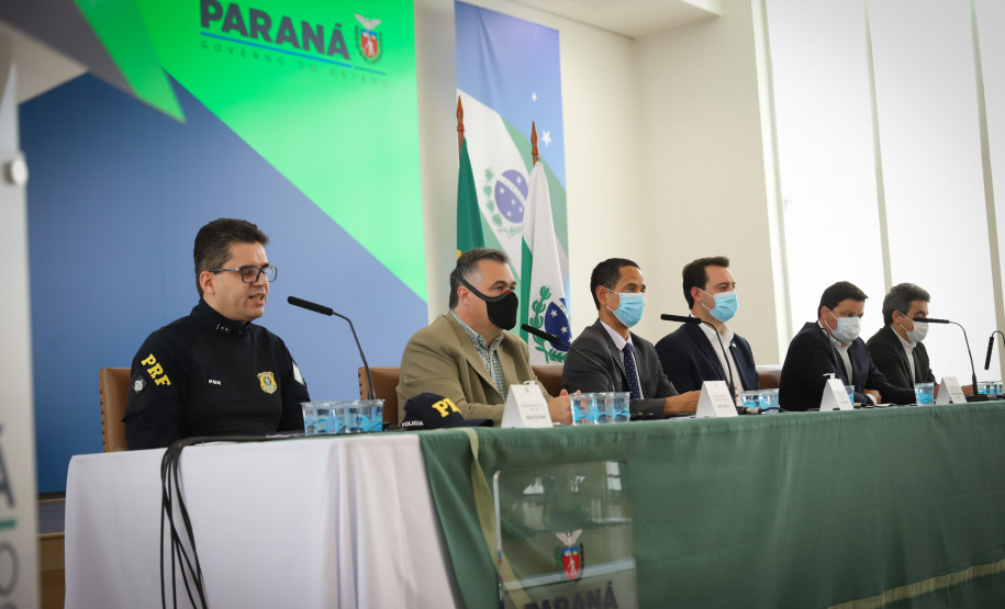 O governador Carlos Massa Ratinho Junior e secretários de Estado apresentam nesta sexta-feira (26), em conjunto com a Polícia Rodoviária Federal, detalhes do plano de operação para o fim da concessão das rodovias paranaenses, que ocorre neste final de semana. Na foto, diretor-geral do Departamento de Estradas de Rodagem do Paraná, Fernando Furiatti    - 26/11/2021 - Foto: Geraldo Bubniak/AEN