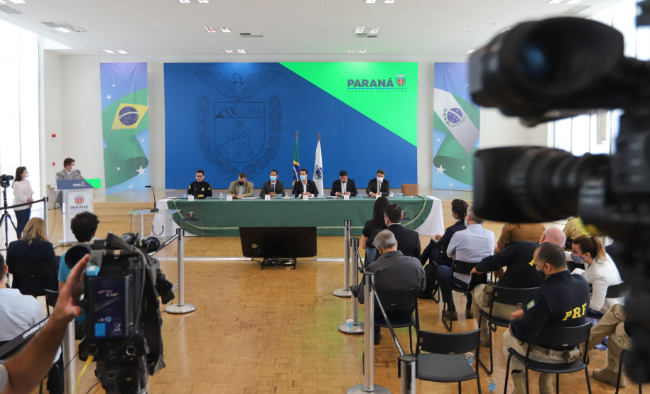 O governador Carlos Massa Ratinho Junior e secretários de Estado apresentam nesta sexta-feira (26), em conjunto com a Polícia Rodoviária Federal, detalhes do plano de operação para o fim da concessão das rodovias paranaenses, que ocorre neste final de semana. Na foto, diretor-geral do Departamento de Estradas de Rodagem do Paraná, Fernando Furiatti    - 26/11/2021 - Foto: Geraldo Bubniak/AEN