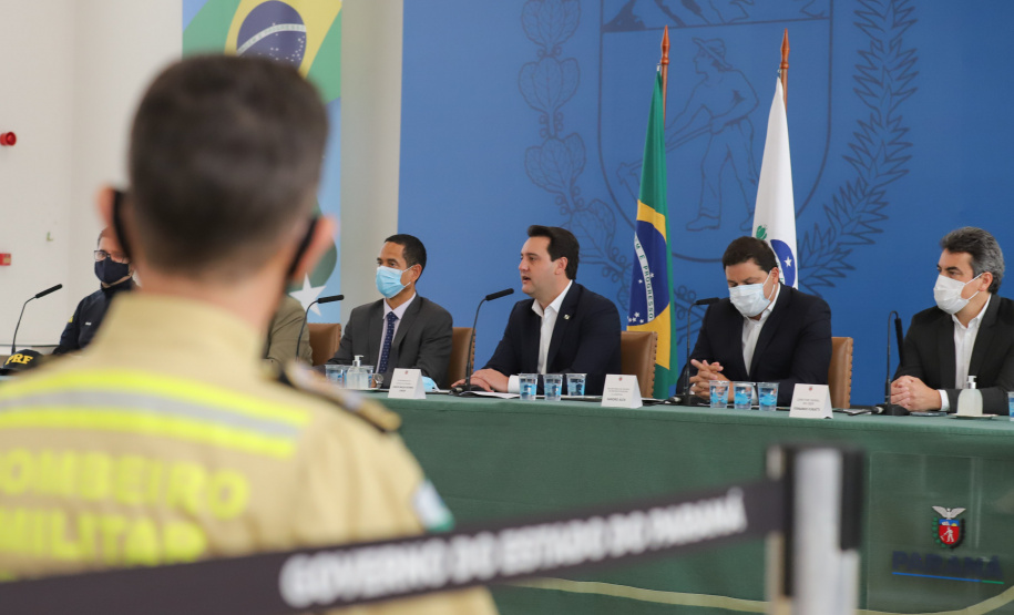 O governador Carlos Massa Ratinho Junior e secretários de Estado apresentam nesta sexta-feira (26), em conjunto com a Polícia Rodoviária Federal, detalhes do plano de operação para o fim da concessão das rodovias paranaenses, que ocorre neste final de semana. Na foto, diretor-geral do Departamento de Estradas de Rodagem do Paraná, Fernando Furiatti    - 26/11/2021 - Foto: Geraldo Bubniak/AEN