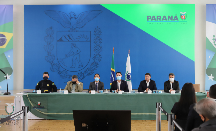 O governador Carlos Massa Ratinho Junior e secretários de Estado apresentam nesta sexta-feira (26), em conjunto com a Polícia Rodoviária Federal, detalhes do plano de operação para o fim da concessão das rodovias paranaenses, que ocorre neste final de semana. Na foto, diretor-geral do Departamento de Estradas de Rodagem do Paraná, Fernando Furiatti    - 26/11/2021 - Foto: Geraldo Bubniak/AEN
