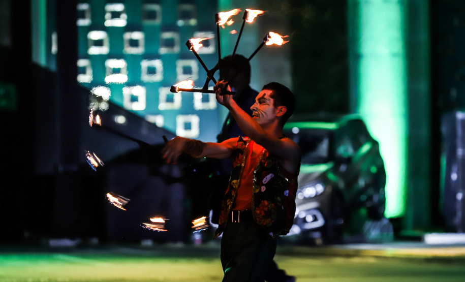 Natal Palácio Iguaçu continua a encantar com apresentações de música e luzes neste sábado