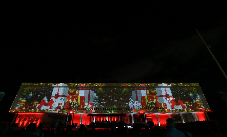 Natal Palácio Iguaçu continua a encantar com apresentações de música e luzes neste sábado