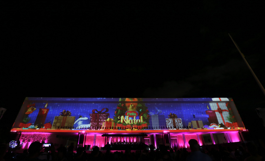 Natal Palácio Iguaçu continua a encantar com apresentações de música e luzes neste sábado