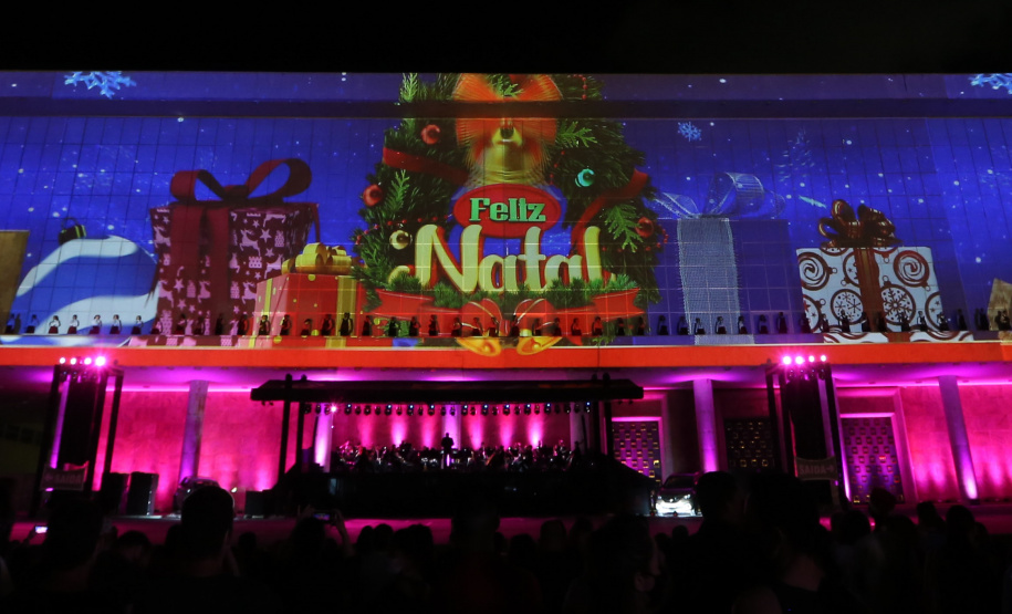 Natal Palácio Iguaçu continua a encantar com apresentações de música e luzes neste sábado