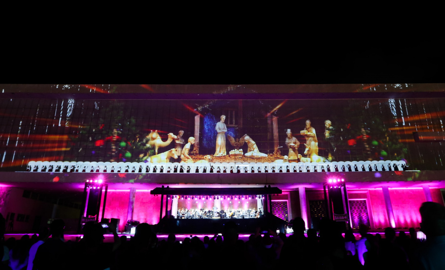 Natal Palácio Iguaçu continua a encantar com apresentações de música e luzes neste sábado