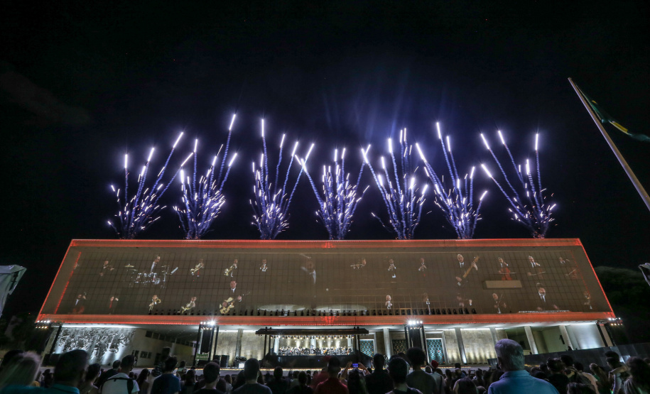 Natal Palácio Iguaçu continua a encantar com apresentações de música e luzes neste sábado