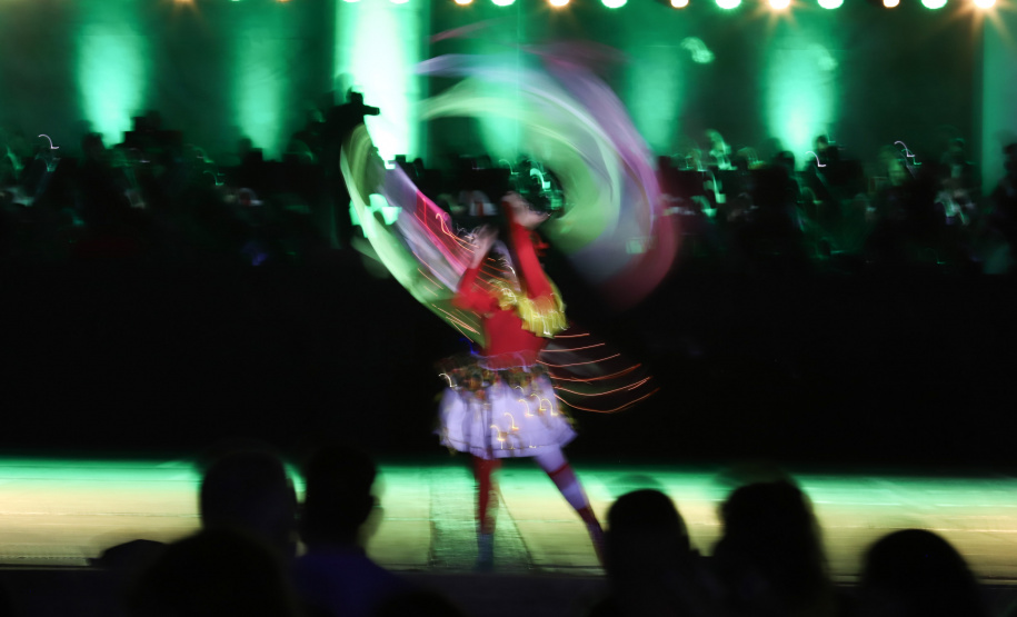 Natal Palácio Iguaçu continua a encantar com apresentações de música e luzes neste sábado