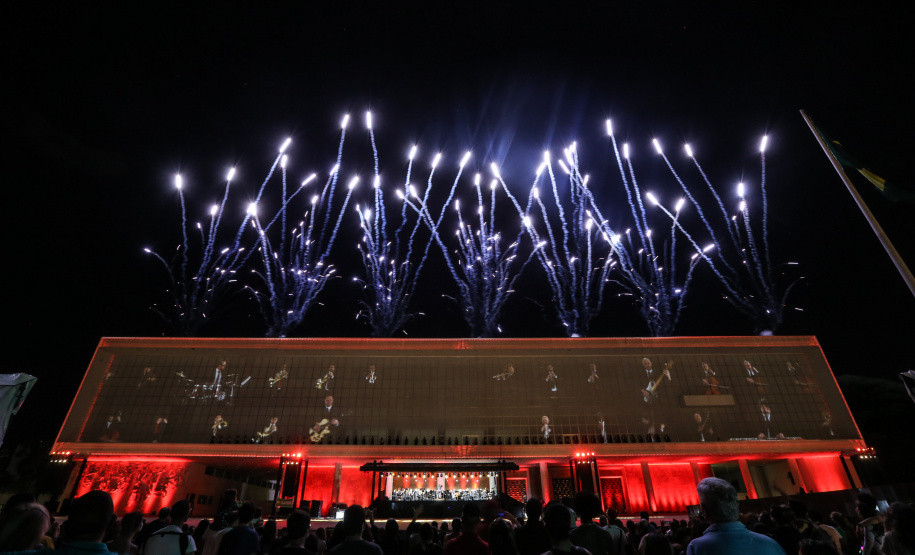 Natal Palácio Iguaçu continua a encantar com apresentações de música e luzes neste sábado