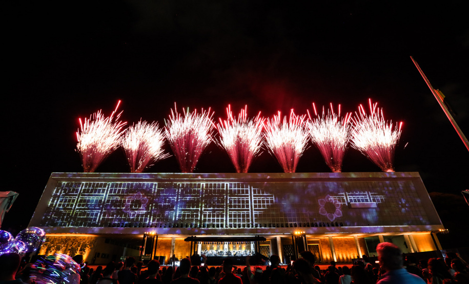 Natal Palácio Iguaçu continua a encantar com apresentações de música e luzes neste sábado