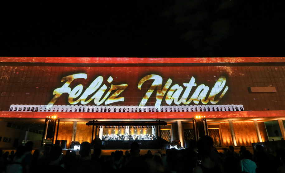 Natal Palácio Iguaçu continua a encantar com apresentações de música e luzes neste sábado