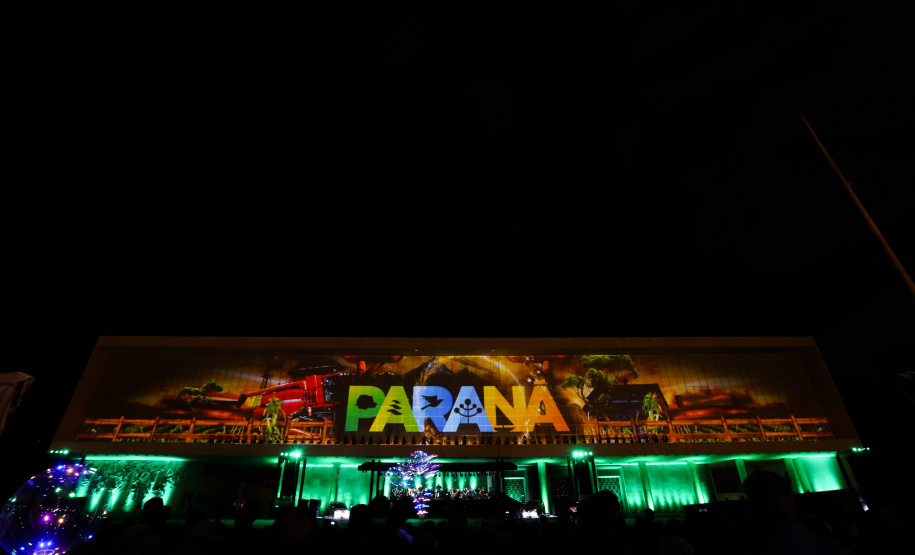 Natal Palácio Iguaçu continua a encantar com apresentações de música e luzes neste sábado