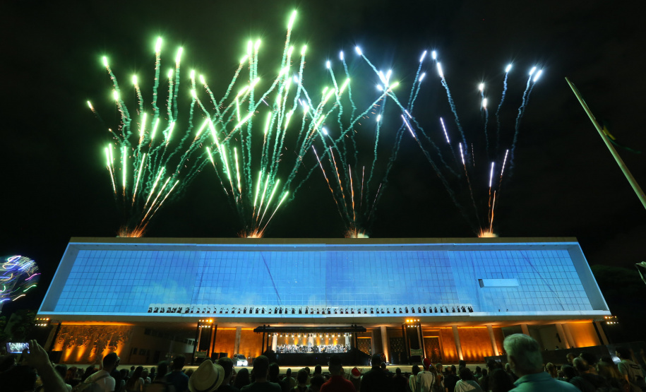 Natal Palácio Iguaçu continua a encantar com apresentações de música e luzes neste sábado