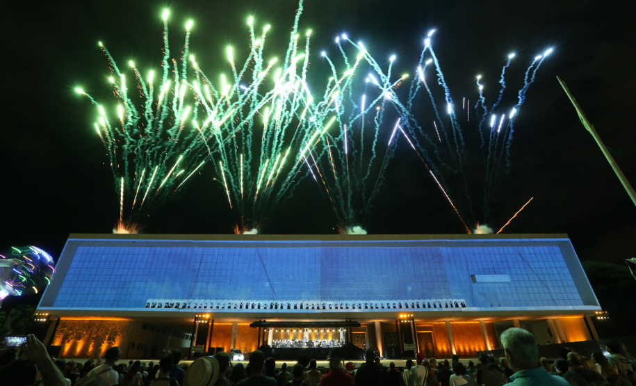 Natal Palácio Iguaçu continua a encantar com apresentações de música e luzes neste sábado