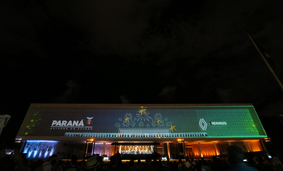 Natal Palácio Iguaçu continua a encantar com apresentações de música e luzes neste sábado