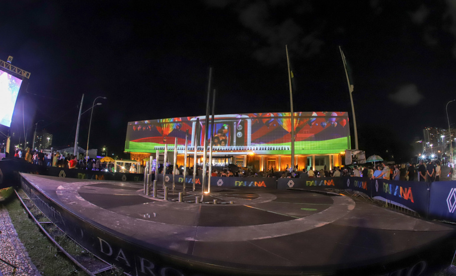 Natal Palácio Iguaçu continua a encantar com apresentações de música e luzes neste sábado