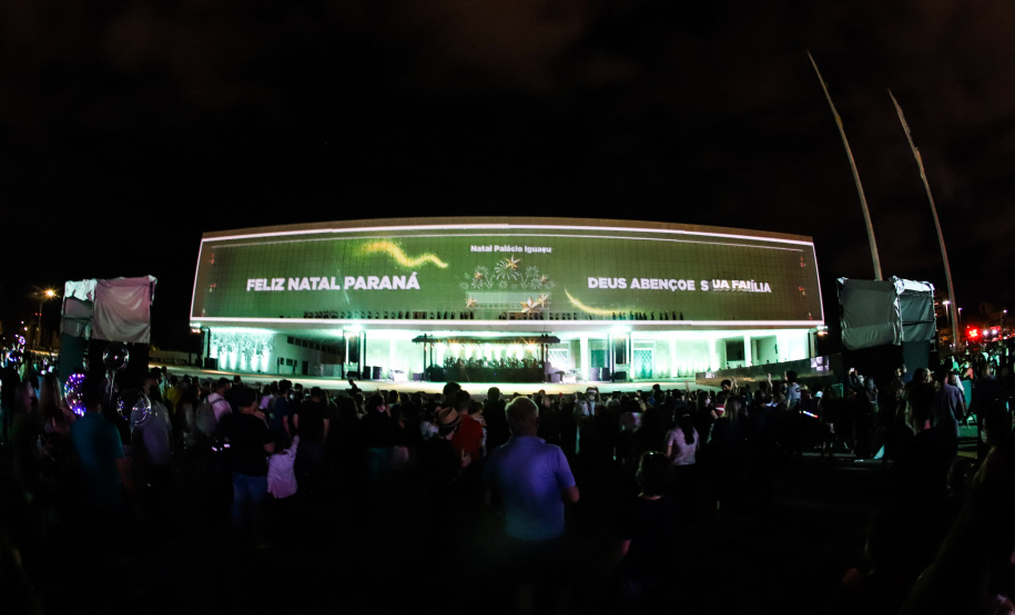 Natal Palácio Iguaçu continua a encantar com apresentações de música e luzes neste sábado