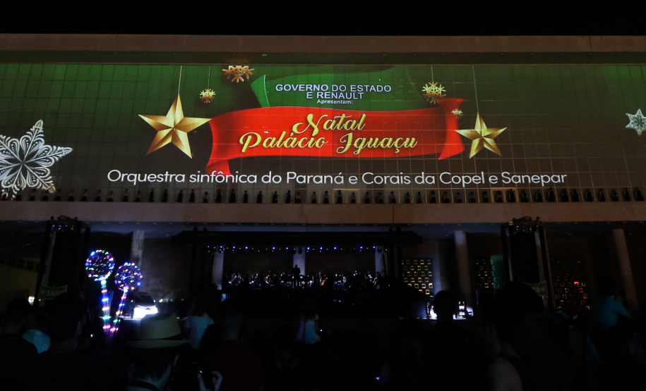 Natal Palácio Iguaçu continua a encantar com apresentações de música e luzes neste sábado