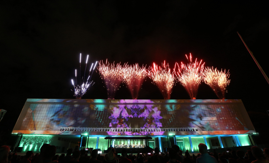 Natal Palácio Iguaçu continua a encantar com apresentações de música e luzes neste sábado
