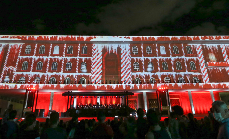 Natal Palácio Iguaçu continua a encantar com apresentações de música e luzes neste sábado