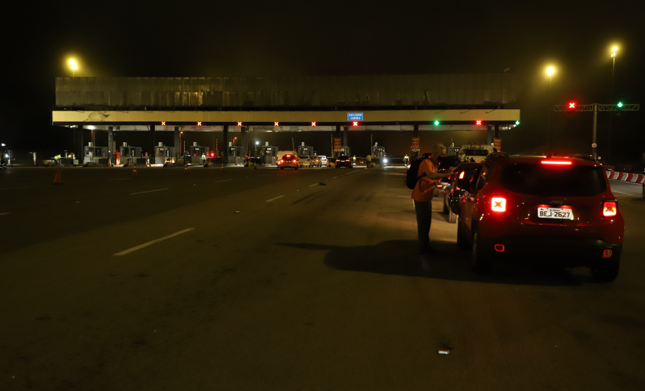 Encerramento dos atuais contratos de concessão de rodovias no Paraná. Abertura das catracas da praça de pedágio da Ecovia, na BR-277, em São José dos Pinhais, ocorrida à 0h00 deste domingo. - Curitiba, 28/11/2021 - Foto: Ari Dias/AEN