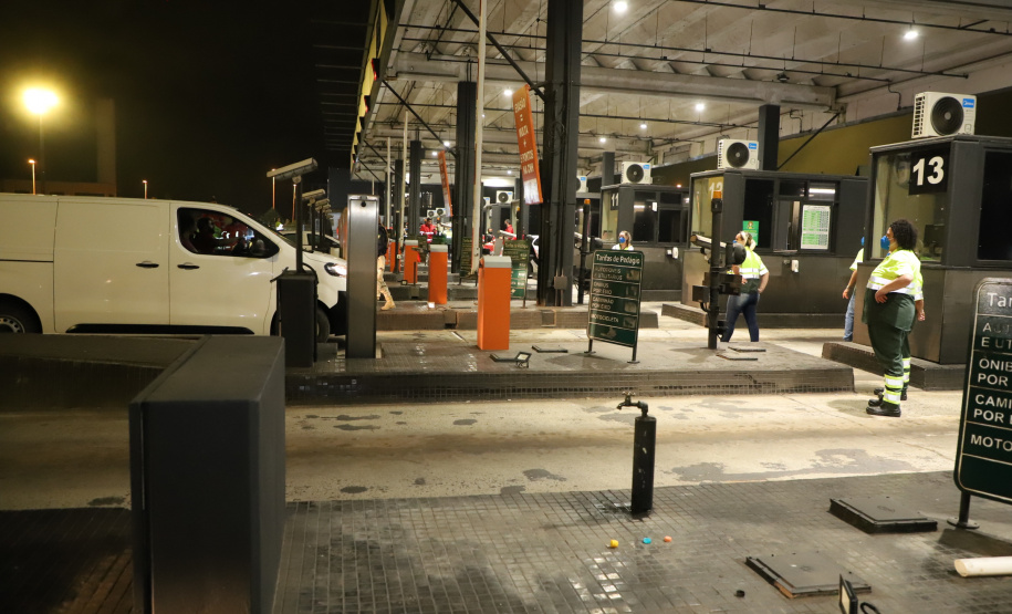 Encerramento dos atuais contratos de concessão de rodovias no Paraná. Abertura das catracas da praça de pedágio da Ecovia, na BR-277, em São José dos Pinhais, ocorrida à 0h00 deste domingo. - Curitiba, 28/11/2021 - Foto: Ari Dias/AEN