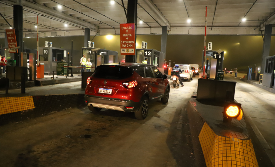 Encerramento dos atuais contratos de concessão de rodovias no Paraná. Abertura das catracas da praça de pedágio da Ecovia, na BR-277, em São José dos Pinhais, ocorrida à 0h00 deste domingo. - Curitiba, 28/11/2021 - Foto: Ari Dias/AEN