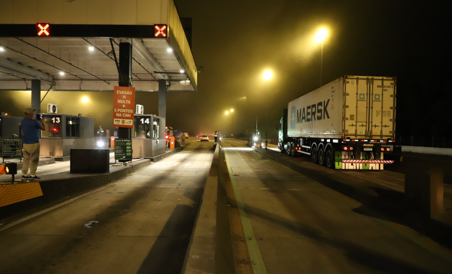 Encerramento dos atuais contratos de concessão de rodovias no Paraná. Abertura das catracas da praça de pedágio da Ecovia, na BR-277, em São José dos Pinhais, ocorrida à 0h00 deste domingo. - Curitiba, 28/11/2021 - Foto: Ari Dias/AEN