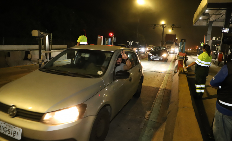Encerramento dos atuais contratos de concessão de rodovias no Paraná. Abertura das catracas da praça de pedágio da Ecovia, na BR-277, em São José dos Pinhais, ocorrida à 0h00 deste domingo. - Curitiba, 28/11/2021 - Foto: Ari Dias/AEN