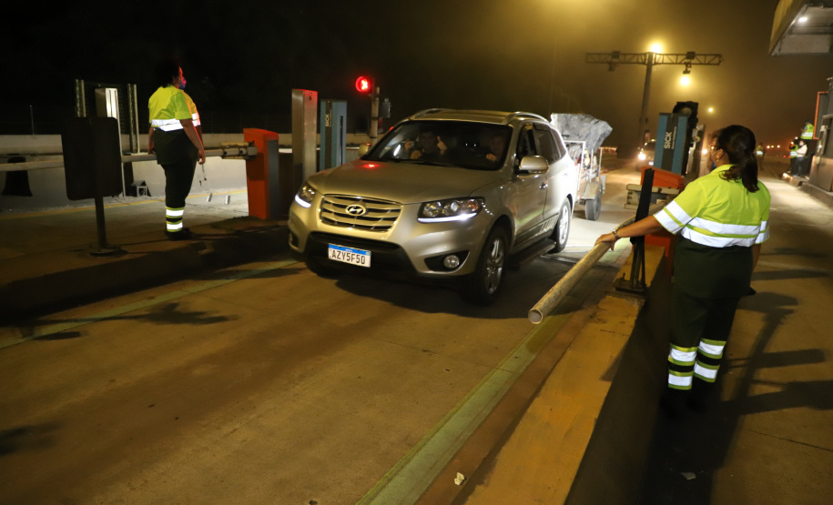 Encerramento dos atuais contratos de concessão de rodovias no Paraná. Abertura das catracas da praça de pedágio da Ecovia, na BR-277, em São José dos Pinhais, ocorrida à 0h00 deste domingo. - Curitiba, 28/11/2021 - Foto: Ari Dias/AEN