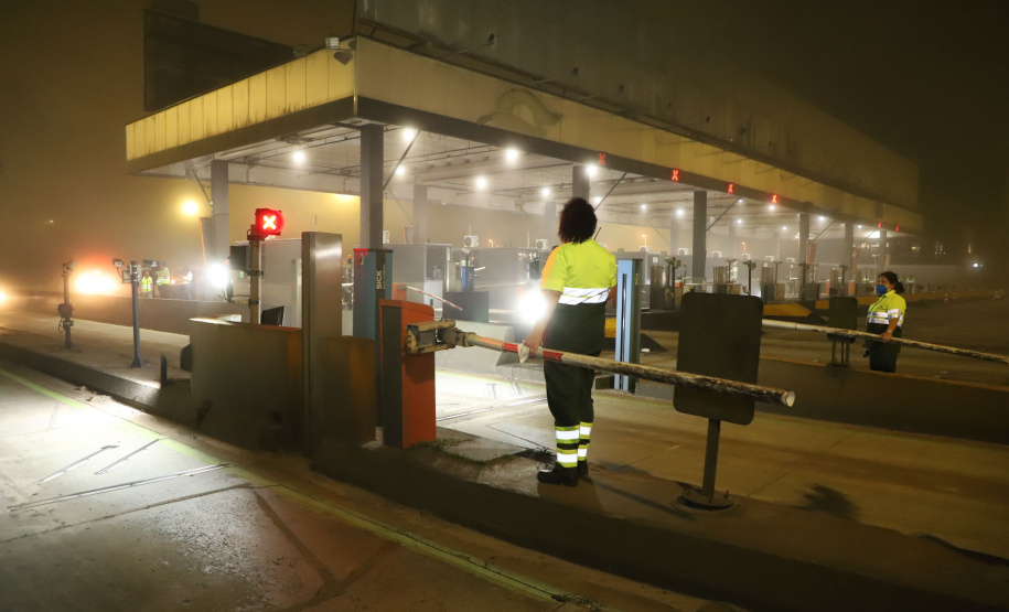 Encerramento dos atuais contratos de concessão de rodovias no Paraná. Abertura das catracas da praça de pedágio da Ecovia, na BR-277, em São José dos Pinhais, ocorrida à 0h00 deste domingo. - Curitiba, 28/11/2021 - Foto: Ari Dias/AEN