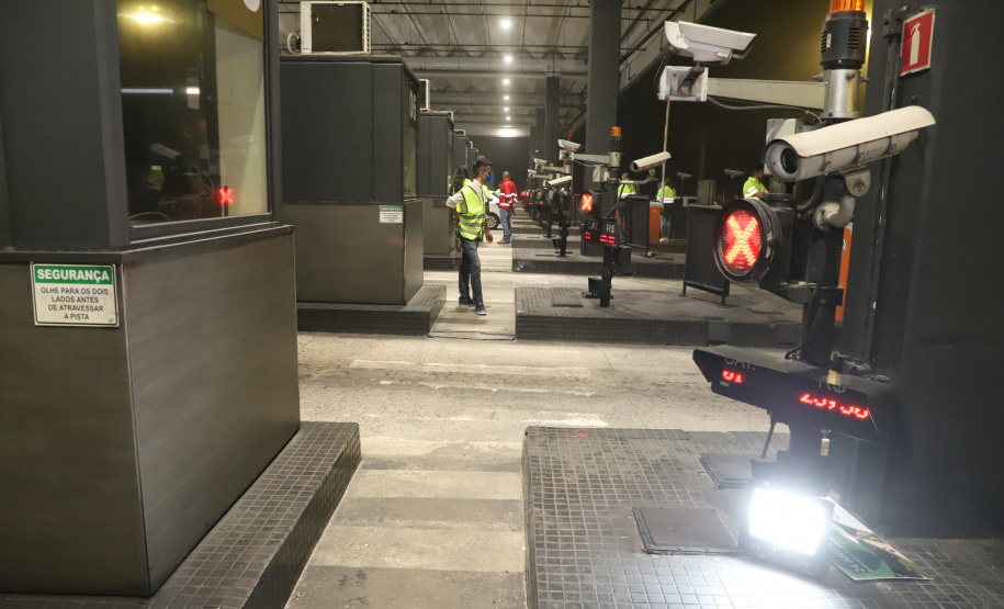 Encerramento dos atuais contratos de concessão de rodovias no Paraná. Abertura das catracas da praça de pedágio da Ecovia, na BR-277, em São José dos Pinhais, ocorrida à 0h00 deste domingo. - Curitiba, 28/11/2021 - Foto: Ari Dias/AEN